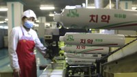 Di tengah hantaman pandemi, KCNA melaporkan berbagai sektor dari perekonomian nasional masih melakukan produksi dan konstruksi, sembari mengambil langkah anti-Corona yang menyeluruh. Kim Jong-Un telah memerintahkan bahwa aktivitas terbatas diperbolehkan di sejumlah kota dan distrik.