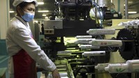 Seorang karyawan Pabrik Produk Kebersihan Gigi Pyongyang memproduksi pasta gigi di tengah penerapan pembatasan aktivitas yang ketat di Korea Utara imbas pandemi COVID-19 yang menghantam negara itu, Senin (16/5/2022).