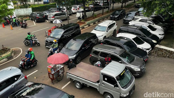 Upaya sterilisasi kawasan Jalan Raden Fatah,  Jakarta Selatan dari parkir liar masih belum membuahkan hasil maksimal.