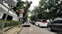 Kendaraan masih membandel parkir di lokasi tersebut.