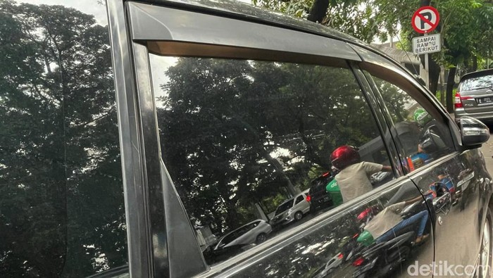 Upaya sterilisasi kawasan Jalan Raden Fatah,  Jakarta Selatan dari parkir liar masih belum membuahkan hasil maksimal.