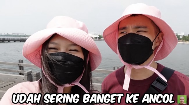 Inilah konten pertaama Sisca Kohl dan Jess No Limit pertama kali. Youtubers gamer tersebut untuk pertama kalinya mengunggah vlog kencan bersama ratu TikTok ituFoto: YouTube Jess No Limit