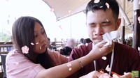 Sisca Kohl juga tidak mau kalah, membersihkan mulut Jess No Limit. Foto: YouTube Jess No Limit