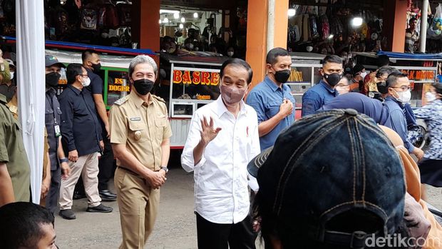 Jokowi memberi bantuan berupa tongkat ke pedagang kelontong bernama Agus Katamso (54) yang merupakan penyandang disabilitas (M Sholihin/detikcom)