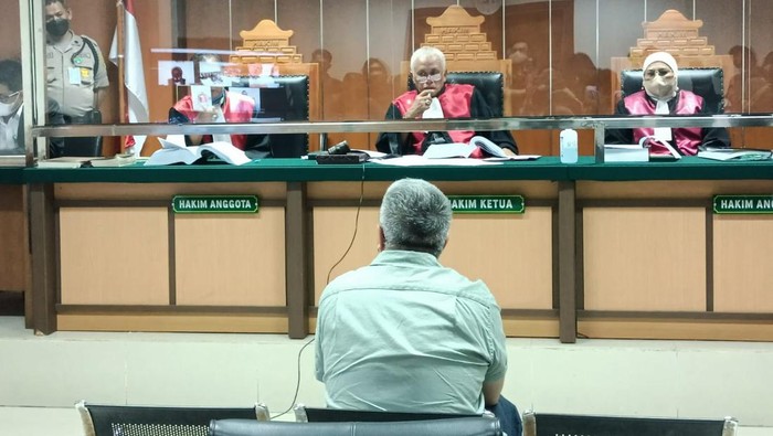 Kakak Nirina Zubir Saat Bersaksi di PN Jakbar