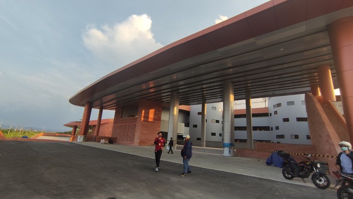 Kini kampus BINUS @Semarang memiliki lokasi yang dekat dengan pantai.