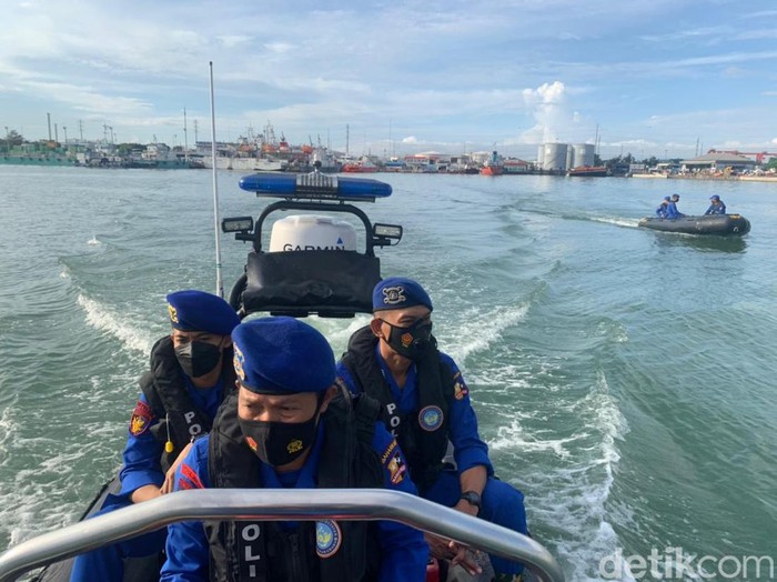 Kapal Baharkam di perairan Surabaya