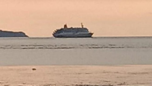 Kapal Motor (KM) Sirimau milik PT Pelni kandas, kemudian menabrak karang di perairan Ile Ape, Kabupaten Lembata, Nusa Tenggara Timur (NTT), Selasa (17/5/2022)