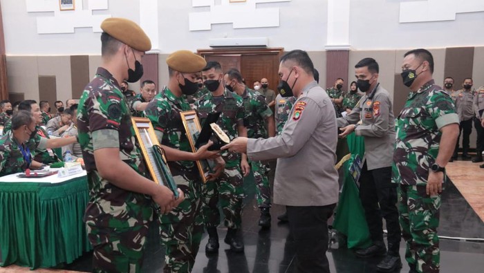 Kapolda Metro Jaya Irjen Fadil Imran memberikan penghargaan kepada 2 anggota TNI yang gagalkan begal di Jaksel.