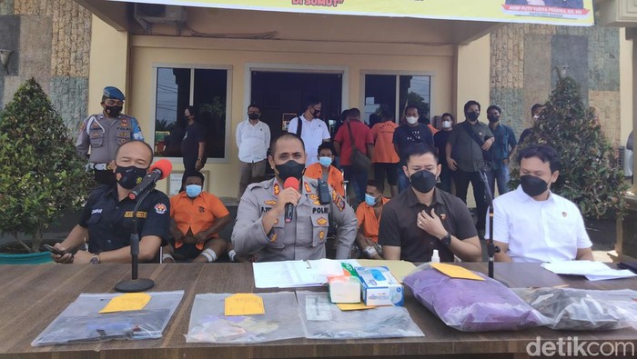 Kapolres Asahan AKBP Putu Yudha Prawira saat paparan kasus perampokan truk sawit.