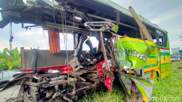Bus Ardiansyah menabrak tiang VMS di Tol Surabaya-Mojokerto (Sumo), KM 712.400A. Kecelakaan tersebut menewaskan 14 orang.