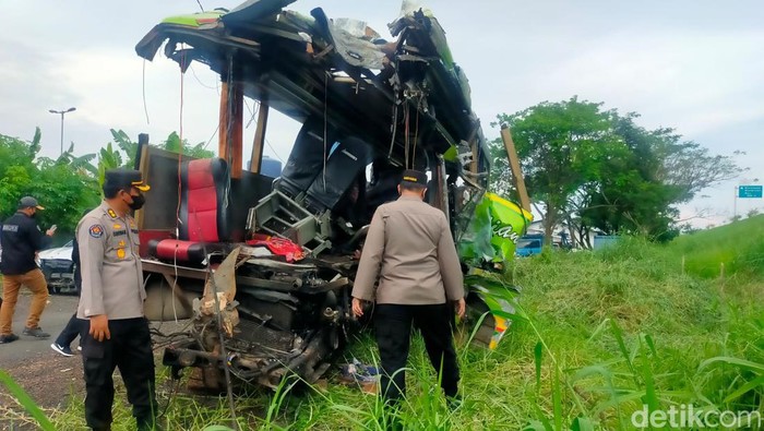 Bus Ardiansyah menabrak tiang VMS di Tol Surabaya-Mojokerto (Sumo), KM 712.400A. Kecelakaan tersebut menewaskan 14 orang.