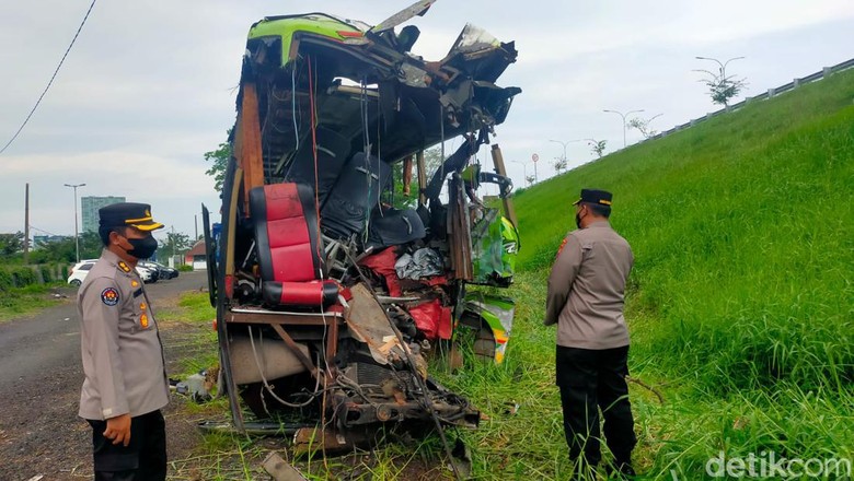 Bus Ardiansyah menabrak tiang VMS di Tol Surabaya-Mojokerto (Sumo), KM 712.400A. Kecelakaan tersebut menewaskan 14 orang.
