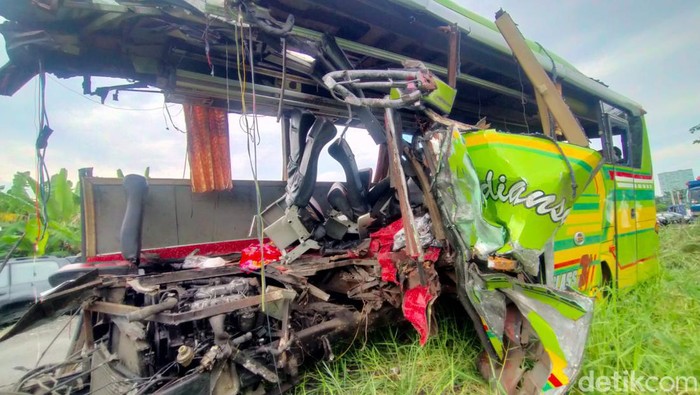 Bus Ardiansyah menabrak tiang VMS di Tol Surabaya-Mojokerto (Sumo), KM 712.400A. Kecelakaan tersebut menewaskan 14 orang.