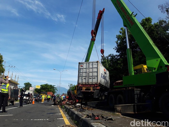 Kecelakaan dua truk trailer di Boyolali, Selasa (17/5/2022).