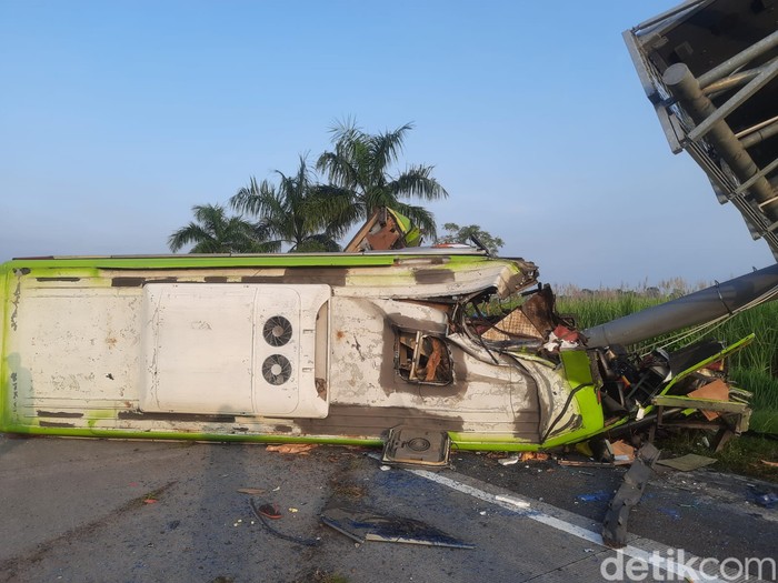 Kecelakaan Mojokerto pada Senin (16/5/2022) pagi menewaskan 14 orang rombongan wisatawan. Selain 14 orang yang tewas, 19 penumpang lainnya mengalami luka-luka.