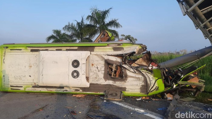 Kecelakaan Mojokerto pada Senin (16/5/2022) pagi menewaskan 14 orang rombongan wisatawan. Selain 14 orang yang tewas, 19 penumpang lainnya mengalami luka-luka.