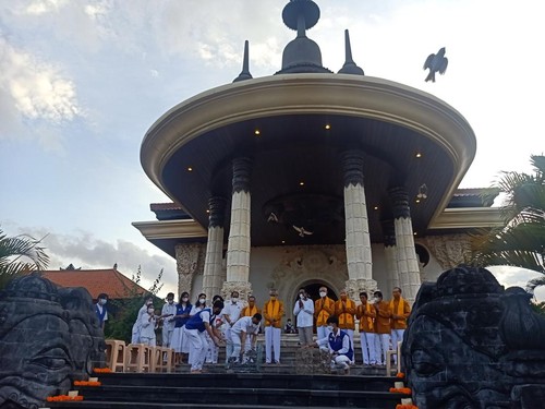 Kegiatan pelepasan burung atau Abayadana di Vihara Buddha Sakyamuni (VBSM), Denpasar, pada Senin (16/5/2022)