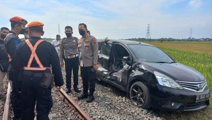 Kondisi mobil yang ringsek usai tertabrak KA Batara Kresna di Nguter, Sukoharjo, Selasa (17/5/2022).