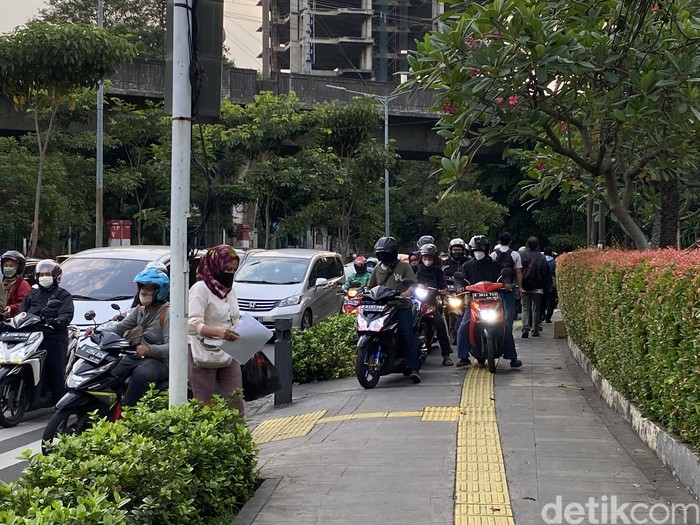 Kondisi trotoar Jl Pegangsaan Timur Jakpus yang diserobot pemotor, 17 Mei 2022 sore. (Annisa RF/detikcom)