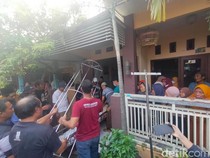 Saat Warga Surabaya Tenangkan Keluarga Korban Kecelakaan Tol Mojokerto