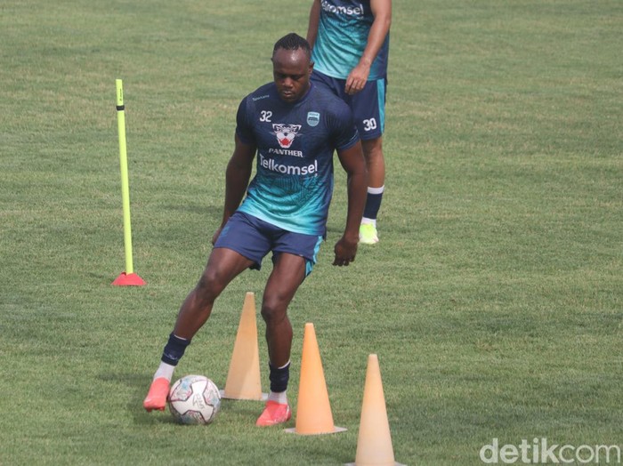 Latihan perdana Persib Bandung di Stadion Sidoling, Selasa (17/5/2022). Latihan ini sebagai persiapan tim menjelang Liga 1 2022