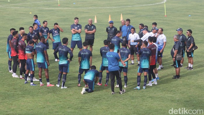 Latihan perdana Persib Bandung di Stadion Sidoling, Selasa (17/5/2022). Latihan ini sebagai persiapan tim menjelang Liga 1 2022