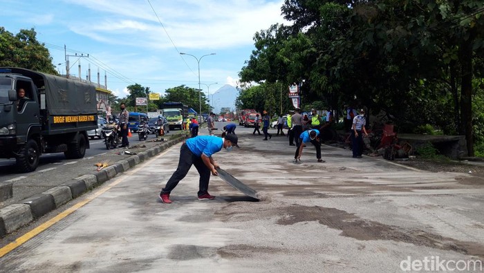 Lokasi dua truk trailer kecelakaan di Boyolali, Selasa (17/5/2022).