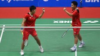 Kemudian Apriyani Rahayu/Siti Fadia Silva Ramadhanti samakan kedudukan setelah kalahkan Pham Thi Khanh/Than Van Anh. ANTARA FOTO/Zabur Karuru  