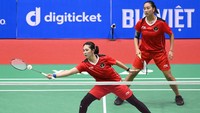 Pasangan pebulu tangkis ganda putri Indonesia Febby Valencia Dwijayanti Gani (kanan) dan Ribka Sugiarto (kiri) mengembalikan kok ke arah lawannya pasangan pebulu tangkis ganda putri Vietnam pada babak semifinal bulutangkis beregu putri SEA Games 2021 Vietnam di Bac Giang Gymnasium, Vietnam, Selasa (17/5/2022). ANTARA FOTO/Zabur Karuru  