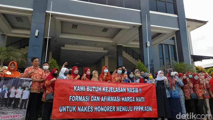 Massa yang mengatasnamakan Forum Tenaga Kesehatan Honorer (FKTH) di Kabupaten Brebes, Jawa Tengah, menggeruduk kantor DPRD Brebes, Selasa (17/5/2022).
