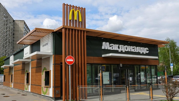 McDonalds mengumumkan akan keluar dari pasar Rusia. Sebelumnya, restoran cepat saji asal AS itu telah menutup ratusan gerainya di Rusia pada Maret lalu.