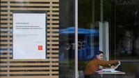 Setelah 32 tahun beroperasi, McDonalds menghentikan penjualannya di Rusia imbas invasi negara itu ke Ukraina. Setelah beberapa bulan menutup sementara gerainya, restoran cepat saji itu mengumumkan akan menjual bisnisnya di Rusia. Mengutip BBC, McDonalds akan menjual semua situsnya ke pembeli lokal dan akan memulai proses de-arching restoran yang melibatkan penghapusan nama, branding, dan menu. (Evgenia Novozhenina)