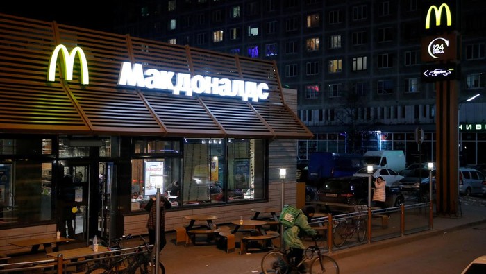 Mau Tutup Permanen Gerainya di Rusia, Sayonara McDonald's McDonald's mengumumkan akan keluar dari pasar Rusia. Sebelumnya, restoran cepat saji asal AS itu telah menutup ratusan gerainya di Rusia pada Maret lalu.
