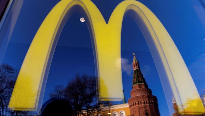 McDonalds mengumumkan akan keluar dari pasar Rusia. Sebelumnya, restoran cepat saji asal AS itu telah menutup ratusan gerainya di Rusia pada Maret lalu.