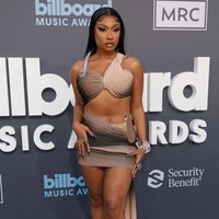 Megan Thee Stallion hadir di red carpet Billboard Music Awards 2022 yang digelar di Las Vegas, Amerika Serikat, Minggu (15/5/2022) malam dengan menghadirkan tren bandage dress. Busana yang dipakainya itu merupakan karya Mugler. Foto: Getty Images/Frazer Harrison