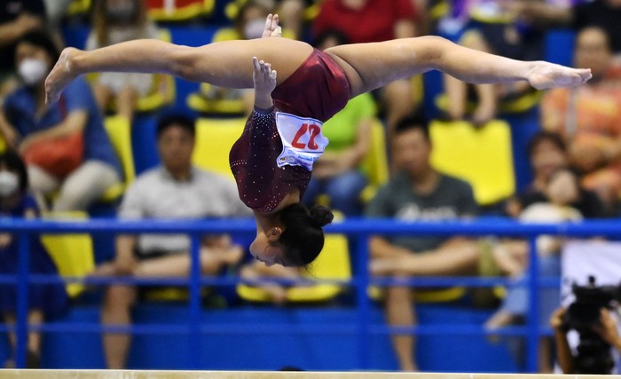 Pesenam putri Indonesia Rifda Irfanaluthfi beraksi di alat palang bertingkat pada nomor tunggal putri semua alat (all round) Senam Artistik SEA Games 2021 Vietnam di Quan Ngua Sports Palace, Hanoi, Vietnam, Sabtu (14/5/2022). Rifda berhasil meraih emas dengan mengumpulkan 49.650 poin. ANTARA FOTO/Zabur Karuru/aww.