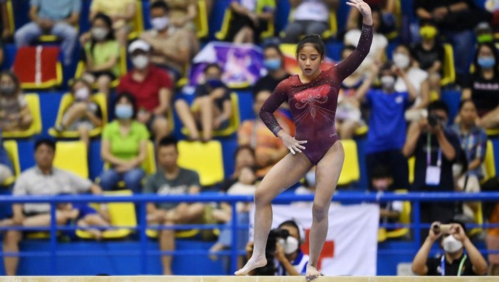 Pesenam putri Indonesia Rifda Irfanaluthfi beraksi di alat palang bertingkat pada nomor tunggal putri semua alat (all round) Senam Artistik SEA Games 2021 Vietnam di Quan Ngua Sports Palace, Hanoi, Vietnam, Sabtu (14/5/2022). Rifda berhasil meraih emas dengan mengumpulkan 49.650 poin. ANTARA FOTO/Zabur Karuru/aww.