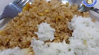 Frasa belum kenyang kalau belum makan nasi seperti cocok menggambarkan hidanga ini. Nasi goreng sekalipun bisa disulap jadi lauk dan dimakan dengan nasi oleh orang Indonesia. Foto: Instagram/tertawaajah