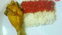 Memiliki jiwa nasionalisme yang tinggi, netizen ini punya cara makan yang kocak. Makan nasi dengan ayam dan sambal, penampilannya dibuat seolah menjadi bendera yang sedang berkibar. Foto: Instagram/tertawaajah