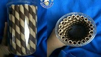 Agar terlihat masih penuh, netizen ini punya cara unik menyusun wafer roll. Semuanya disusun di menempel di bagian sisi stoples padahal di bagian tengahnya dibuat menjadi kosong. Wah penipuan nih! Foto: Instagram/tertawaajah