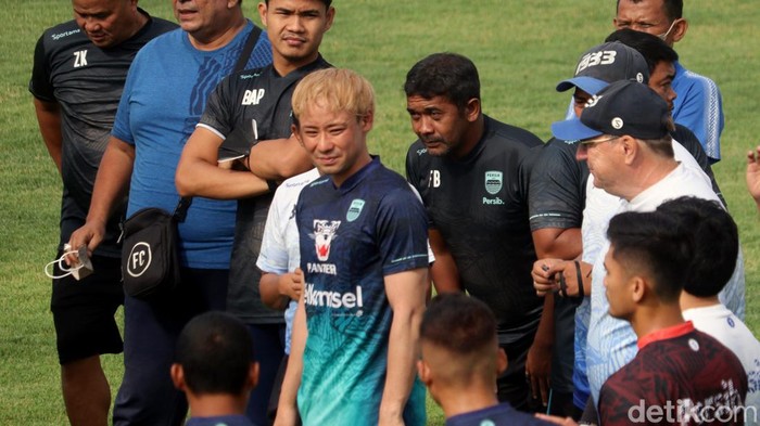Skuat Persib Bandung memulai latihan perdana usai libur panjang. Pemain asing asal Jepang Ryohei Miyazaki yang tengah menjalani trial tampak ikut berlatih.
