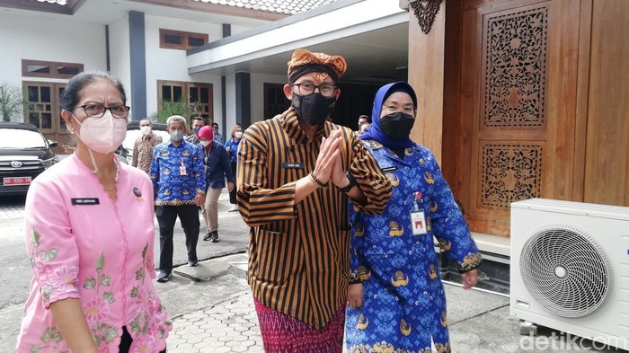 Menparekraf Sandiaga Uno dan Bupati Sragen Kusdinar Untung Yuni Sukowati (baju biru) di Sragen, Selasa (17/5/2022).