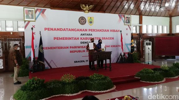 Menparekraf Sandiaga Uno dan Bupati Sragen Kusdinar Untung Yuni Sukowati menandatangani MoU pembangunan Poltekpar, Selasa (17/5/2022).