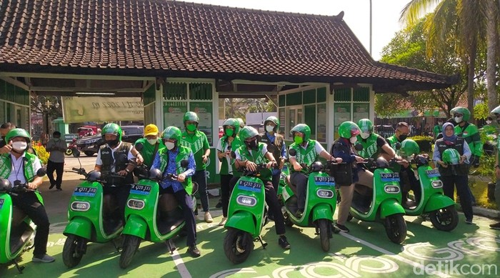 Menparekraf Sandiaga Uno saat meluncurkan sepeda motor listrik di Candi Borobudur
