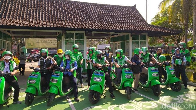 Menparekraf Sandiaga Uno saat meluncurkan sepeda motor listrik di Candi Borobudur
