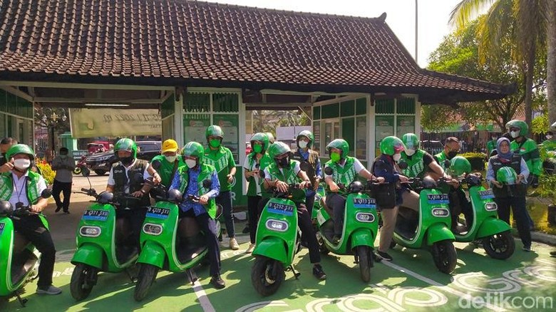 Menparekraf Sandiaga Uno saat meluncurkan sepeda motor listrik di Candi Borobudur Menparekraf Sandiaga Uno saat meluncurkan sepeda motor listrik di Candi Borobudur