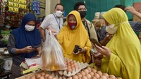Minyak Goreng Rakyat Rp 14.000 Meluncur Hari Ini, Belinya Pakai KTP!