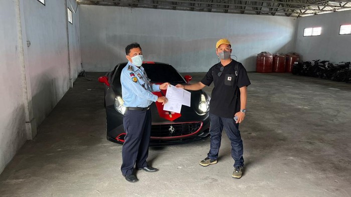 Mobil Ferrari Indra Kenz dijemput Bareskrim (dok. Istimewa)