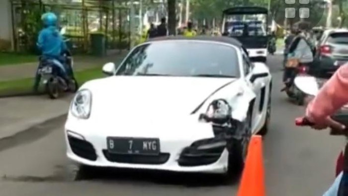 Mobil Porsche tabrakan dengan motor di Alam Sutera, Tangsel.